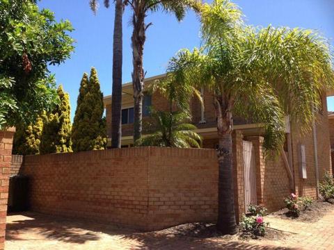 3 bed townhouse walk to beach and transport