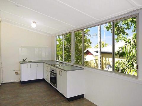 South Townsville - Large 2 bedroom unit $290