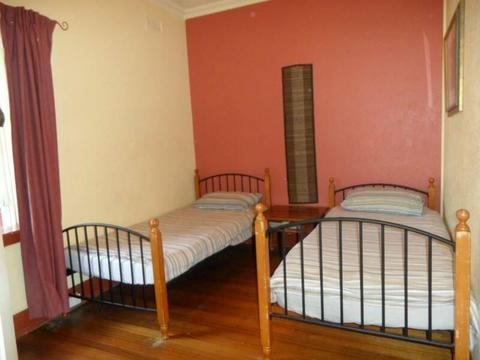 Bed in Twin room for traveller -BRIGHT LARGE 3 BR Flat St KILDA