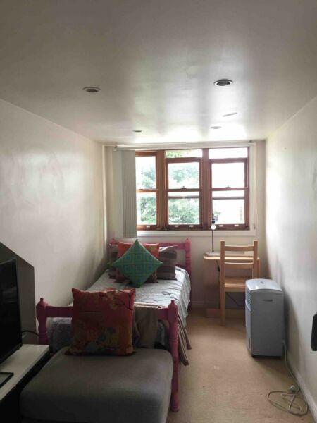 Hi Share Room for one man long term stay - $215-235per week ( 4-8
