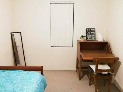 Room to Rent central location. Walk to shops. Free to Curtin
