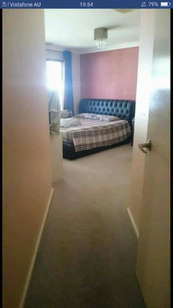 King size bedroom $140/week near Belmont forum