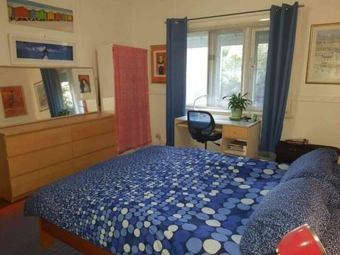Spacious bedroom South Freo handy to shops and transport