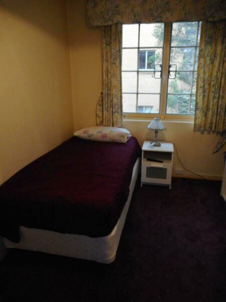 Room to Rent in Lovely 2 bedroom unit near Park