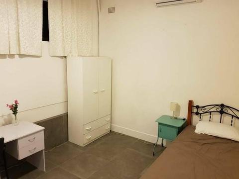 Marrickville large private room close to USYD quiet and clean