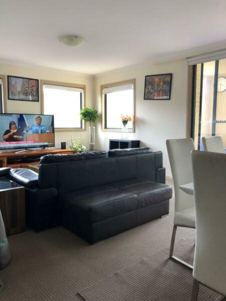 FEMALE FLATMATE WANTED - CLEAN LUXURY APARTMENT IN PYRMONT