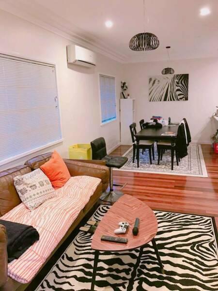 Room for rent in Tarragindi -students or full time worker