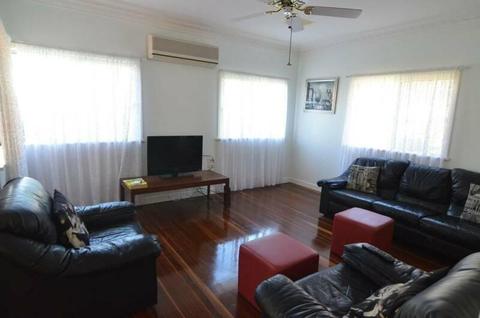 $165 ROOM 15 MINUTES TO CITY & 10 TO KELVIN GROVE BY BUS