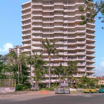 MASTER BEDROOM WITH OCEAN VIEWS IN SHARE APARTMENT R A COUPLE