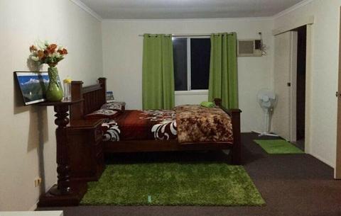 FULLY FURNISHED MASTER. BEDROOM AVAILABLE NEAR GARDEN CITY