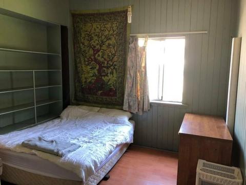 FURNISHED room in SUPER HANDY LOCATION