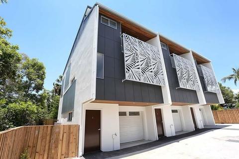 LUXURY LIVING IN GREENSLOPES, NO SHARED BATHROOM,ONLY 1 ROOM LEFT