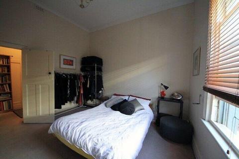 Large room for rent in Mile End 170 per week