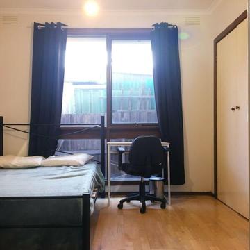 Really nice medium room,fully furnish,next to all shops&freeway
