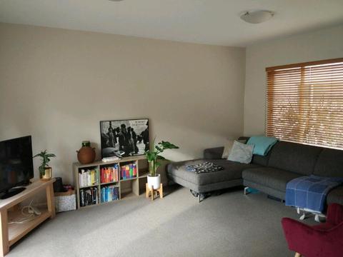Room for rent: sunny two bedroom apartment in Northcote
