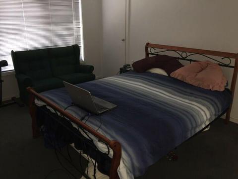 Furnished room for couple, close to station, bills included