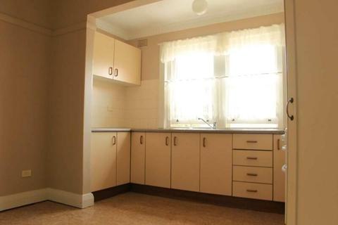 spacious quaint 2bed unit - 2 mins walk to trains and amenities