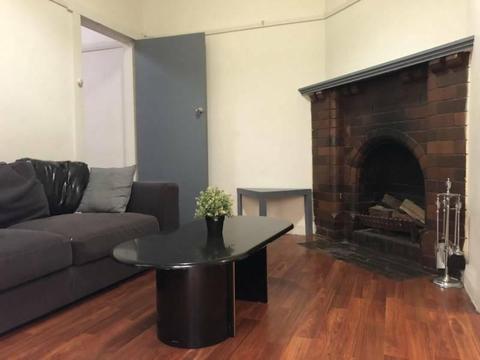 One bedroom apartment rent in Clovelly wooden floor, high ceiling