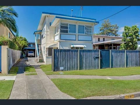 Burleigh Heads Iconic 3 Bedroom Duplex w/ Air Con 200m from beach