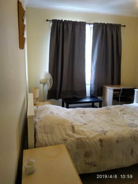 Room Available At Glen Waverley (female only)