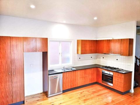 2 BEDROOMS AVAILABLE IN A 3 STORY TOWNHOUSE ST KILDA