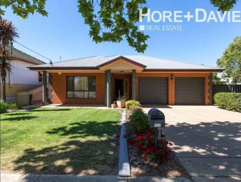 4 Bedroom Home - Central Wagga - Make the tree change today!
