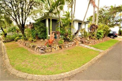 2 BEDS 2 LIVING AREAS IN MAROOOCHYDORE - 100m TO MAROOCHY RIVER