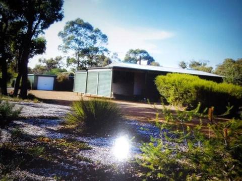 KENDENUP HOUSE HALF ACRE OPP GOLF COURSE