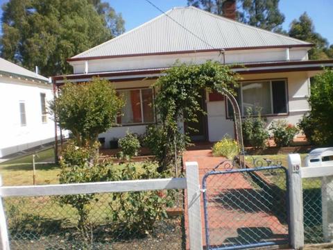 HOUSE 4 BEDROOM ON COLLIE RIVER, WALK TO SHOPS