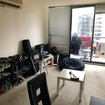 5 min southern cross station/looking for 2 male roommate!!