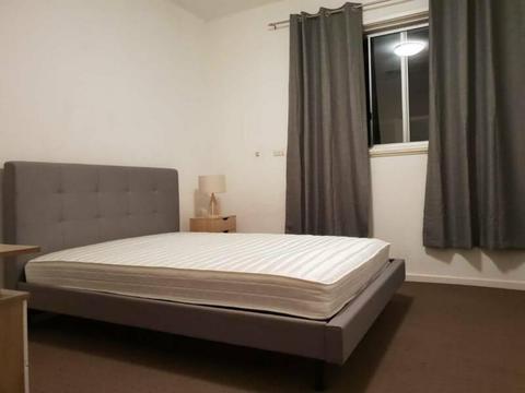 Large Furnished Room for rent, minutes away from the Hyde Park