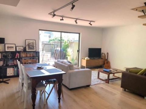 Furnished 3 bed, 2 bath townhouse in funky Glebe