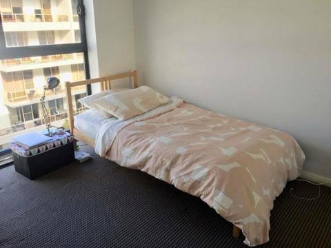 SUBLET TWIN BED MERITON WATERLOO 1 APR-30APR FEMALE ONLY