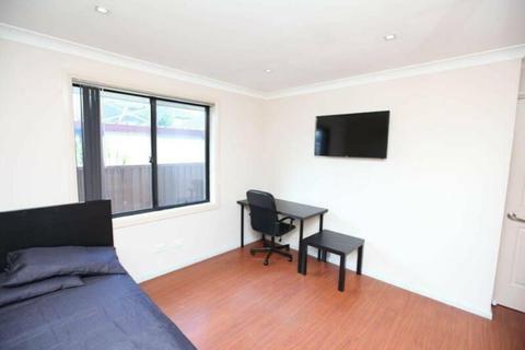 Deluxe Room - Modern House Share Furnished AirCon NBN TV