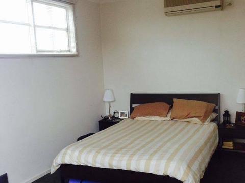 Room for Couple in Collingwood apartment available now