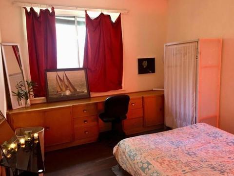 Double bedroom available in Coolbinia