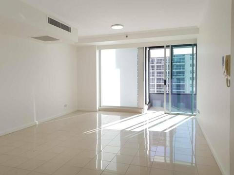 SPACIOUS ONE BEDROOM APARTMENT WITH SUNNY ROOM IN WORLD TOWER