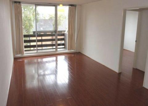 Macquarie unit -lease,2mins to uni, transport and shopping centre