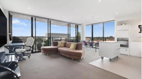 Lease Transfer - Bright, Spacious 2-Bedroom Unit in South Yarra
