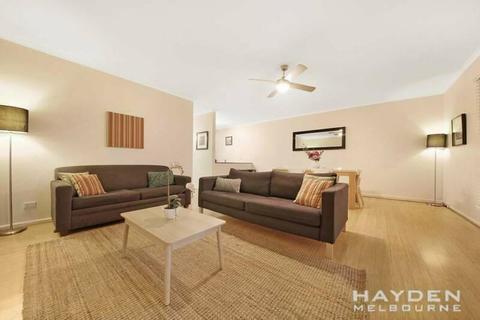 2 Bedroom Apartment furnished in Carlton