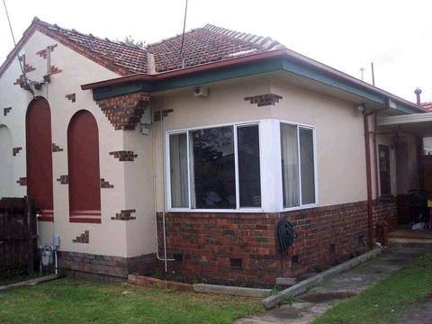 4 bedroom house for rent,＄700pw.Walk 2 oakleigh station&. shops