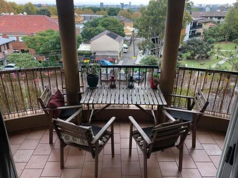 Room for Rent in Top Floor Sunny 3 Bedder, w/UG Car space