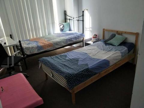 Room share one Girl needed in Twin bed / Ultimo