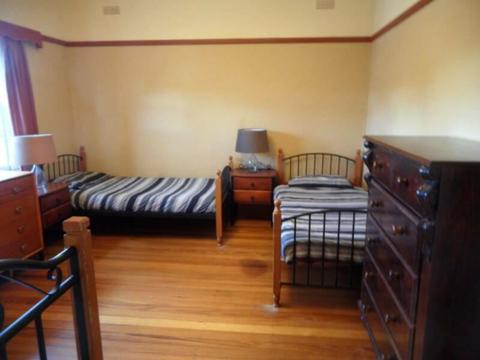 SINGLE BED FOR 1 MALE in 2BR FLAT, in the HEART of ST KILDA