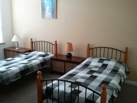 TWIN ROOM for 2 Female Travelers in 2BedRm Flat, near Chapel St