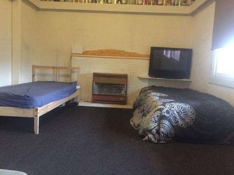 Large room for rent in springvale south $450 pay month