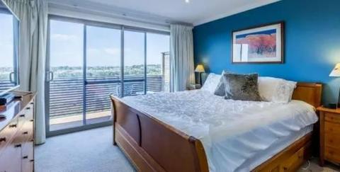 Super king size ensuite bedroom with views (6 MONTHS)
