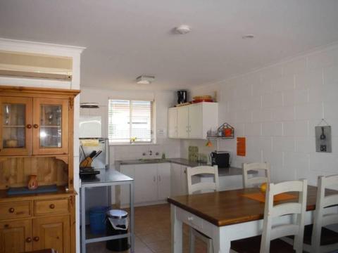 Port Vincent Holiday Unit / cabin - walk to beach, jetty and shop