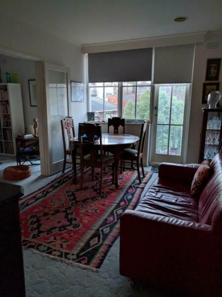 Share large flat Sth Yarra ideal for couple or travellers