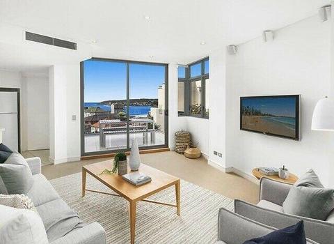 Room in spacious modern 3 bed Queenscliff apartment with ocean views